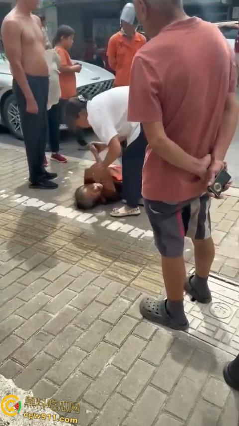 上海一女子路边停车，被老人推着板车刮了车衣，本想简单沟通，却不料老太太突然倒地撒泼打滚 ！-6