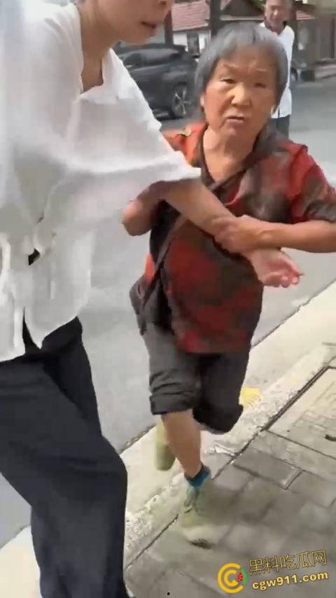 上海一女子路边停车，被老人推着板车刮了车衣，本想简单沟通，却不料老太太突然倒地撒泼打滚 ！-7
