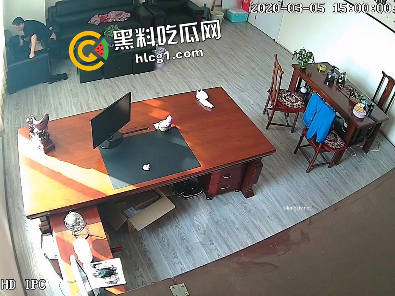 河北妇女主任办公室偷情忘关监控 风骚少妇被按在沙发上爆操 日以继夜偷情 最全版本视频流出-5