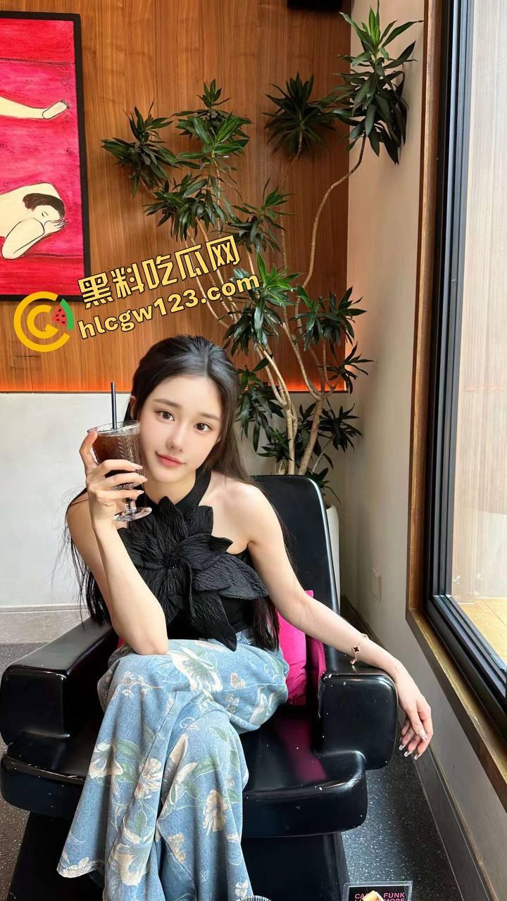 小鸡巴黄皮绿帽男亲手把媚黑骚妻送上黑人屌！舔逼捧蛋全程伺候，看着老婆被爆操到腿抽筋还在喊爽！-5