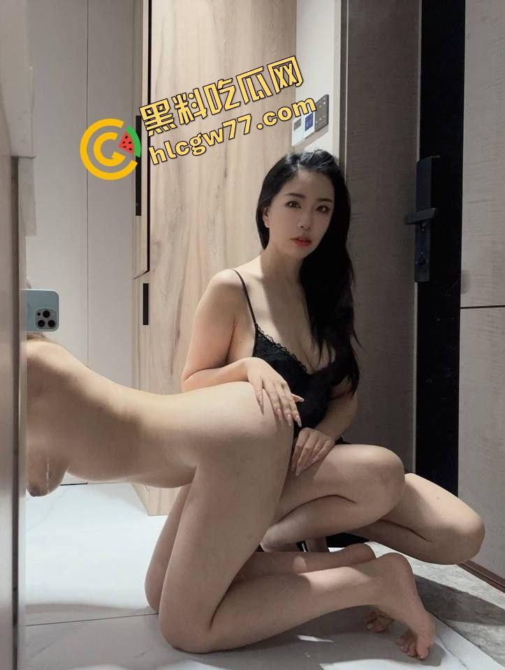 上海母女淫乱日常泄密炸裂，风韵少妇携女娇天天跟老公操逼玩3P，母女双飞伺候鸡巴！-4