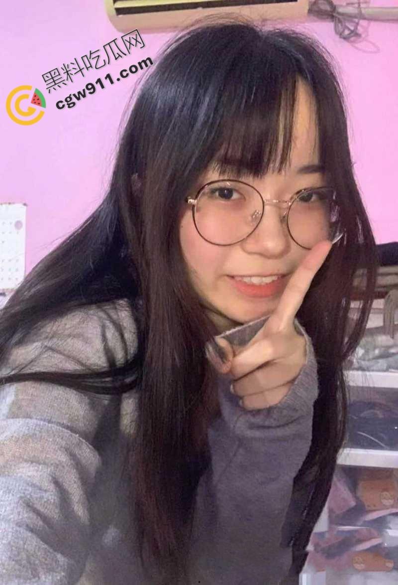 南京师范大学清纯眼镜妹【王嘉茹】淫荡自拍大公开，骚穴特写，口交深喉，尺度之大，直呼过瘾！-1