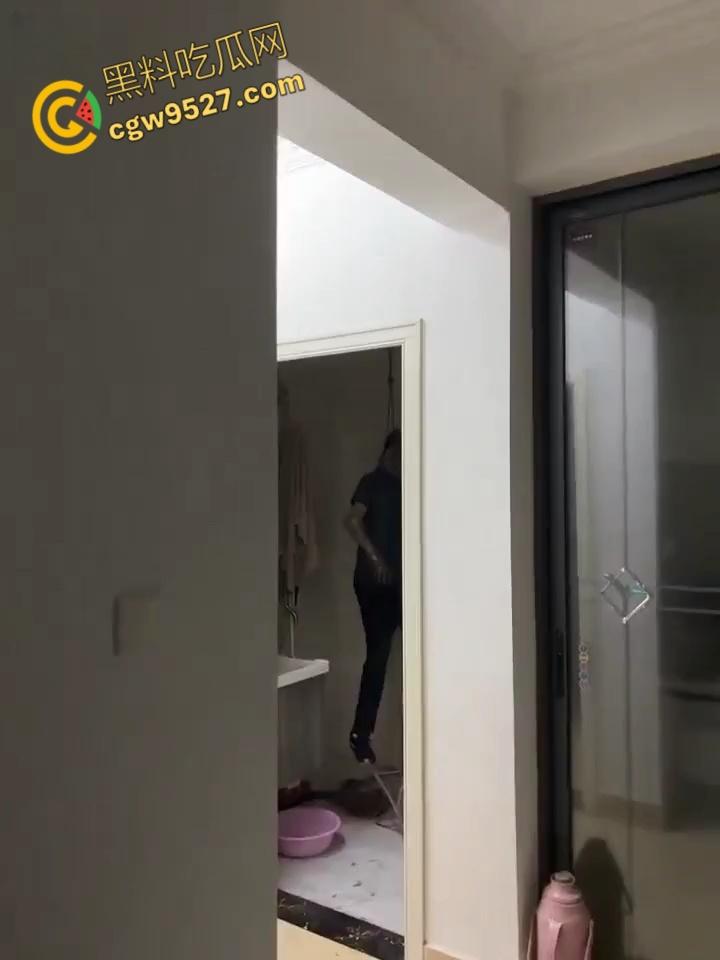 湛江西便街老哥 欠贷精神崩溃!出租屋狠心自杀上吊,尸体腐化变人油标本 ,债主没上门房东先吐了 !-4