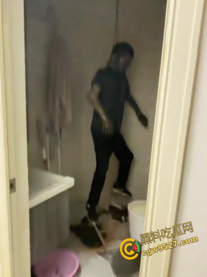 湛江西便街老哥 欠贷精神崩溃!出租屋狠心自杀上吊,尸体腐化变人油标本 ,债主没上门房东先吐了 !-5