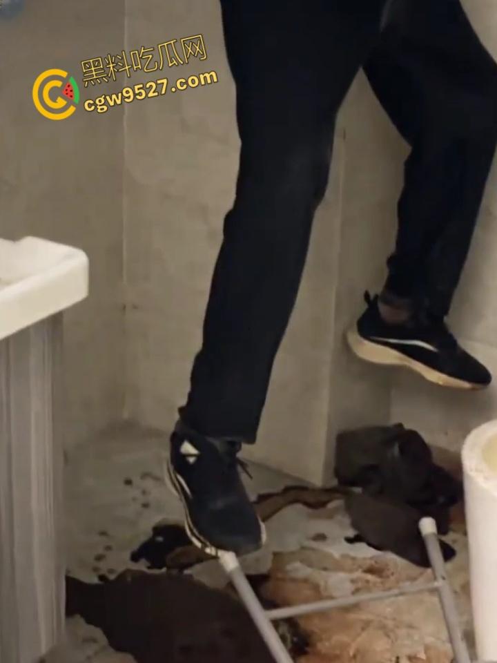 湛江西便街老哥 欠贷精神崩溃!出租屋狠心自杀上吊,尸体腐化变人油标本 ,债主没上门房东先吐了 !-7