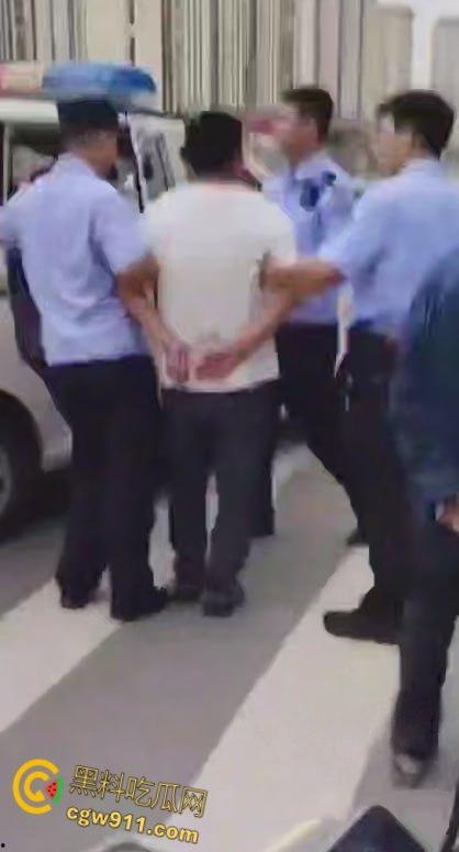 海南小仙女远嫁河南，遭家暴男拿刀砍，抖音曝光血腥婚姻噩梦，离婚前被虐到鼻青脸肿，报警求生！-4