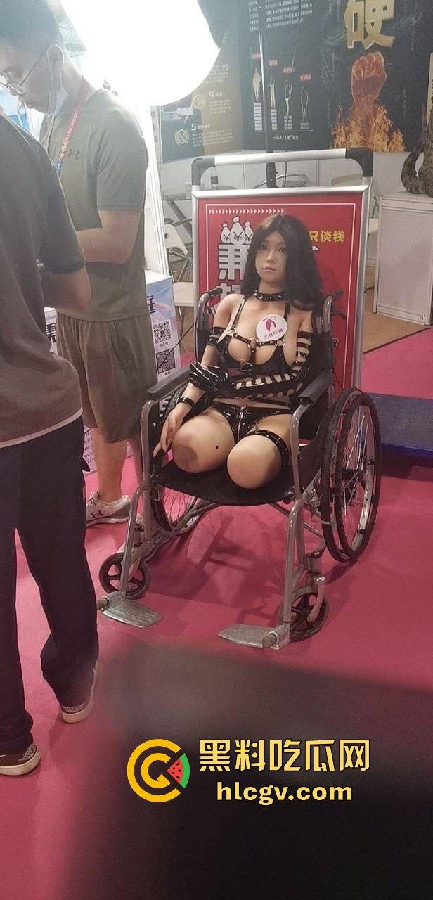 2024广州性文化博览会湿身诱惑全开！大胸妹湿身舔胸，玩具道具琳琅满目，尺度保守却撩人至极！-2