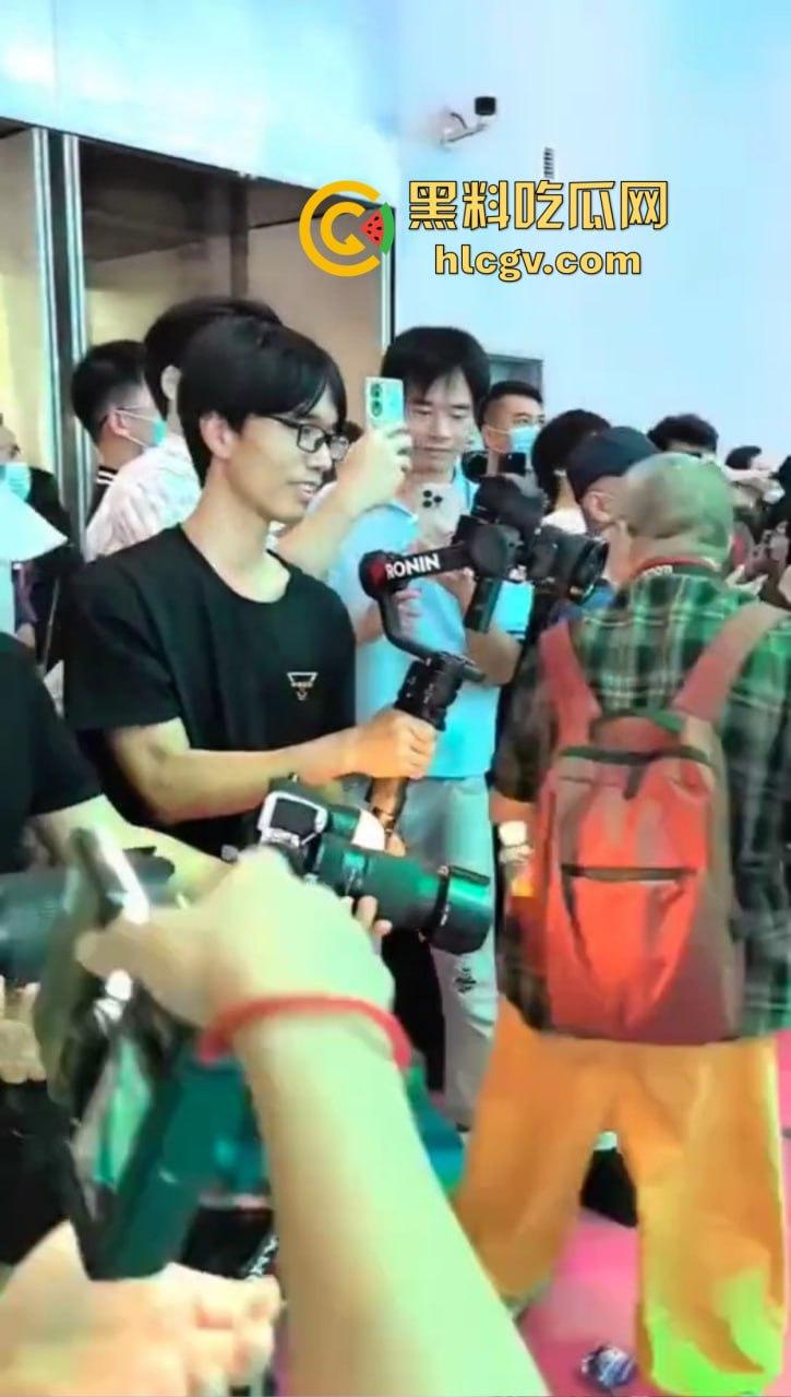 2024广州性文化博览会湿身诱惑全开！大胸妹湿身舔胸，玩具道具琳琅满目，尺度保守却撩人至极！-4