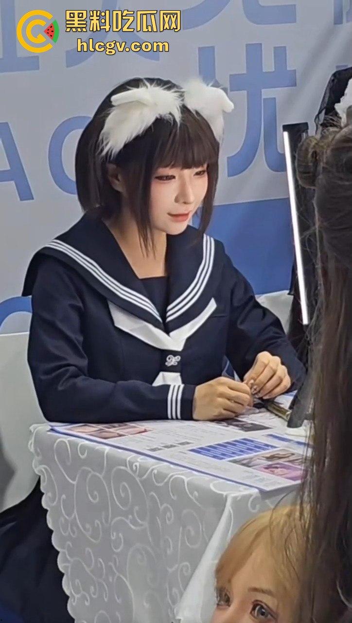 2024广州性文化博览会湿身诱惑全开！大胸妹湿身舔胸，玩具道具琳琅满目，尺度保守却撩人至极！-8