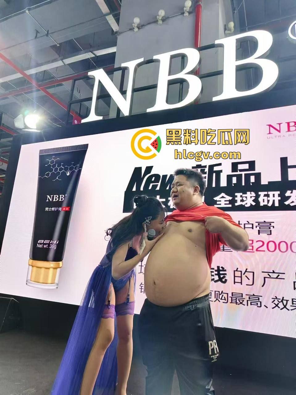 2024广州性文化博览会湿身诱惑全开！大胸妹湿身舔胸，玩具道具琳琅满目，尺度保守却撩人至极！-9