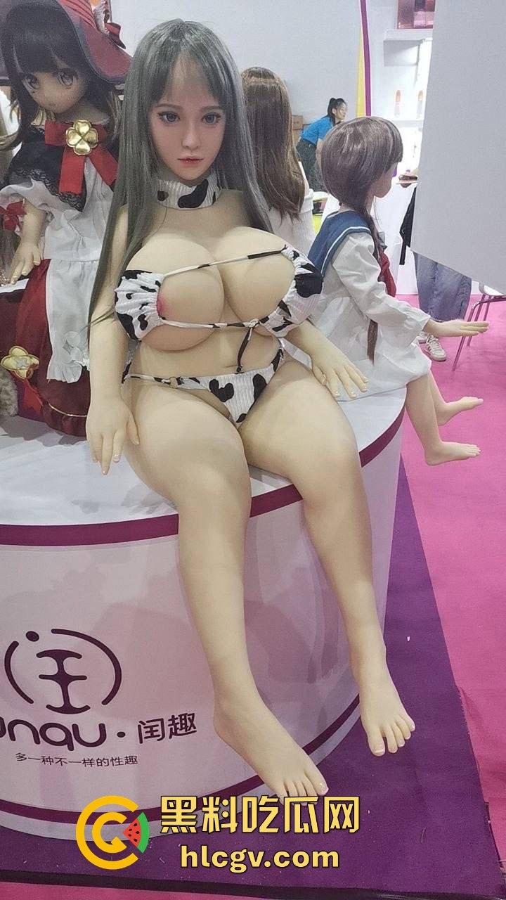 2024广州性文化博览会湿身诱惑全开！大胸妹湿身舔胸，玩具道具琳琅满目，尺度保守却撩人至极！-12