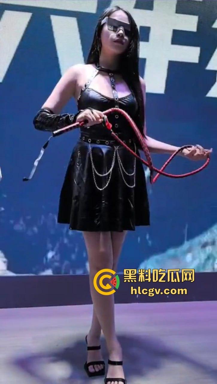 2024广州性文化博览会湿身诱惑全开！大胸妹湿身舔胸，玩具道具琳琅满目，尺度保守却撩人至极！-14