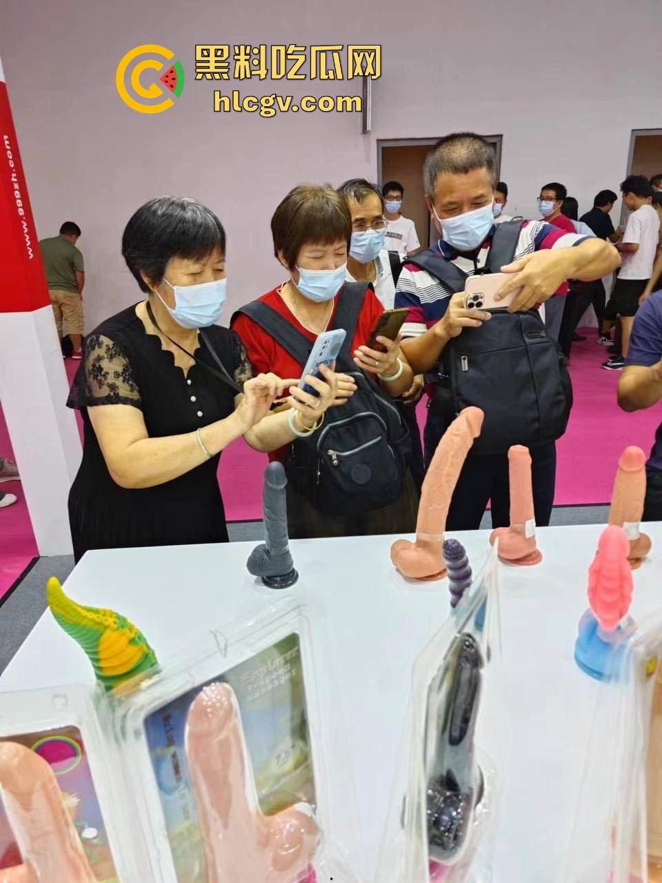 2024广州性文化博览会湿身诱惑全开！大胸妹湿身舔胸，玩具道具琳琅满目，尺度保守却撩人至极！-17