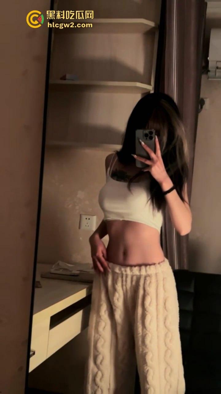 独家曝光！推特大神调教外国语学院极品萝莉一起多人群P 小母狗嘴上说怕被玩死 其实内心爽的一批 全程双洞齐开浪叫连连-2