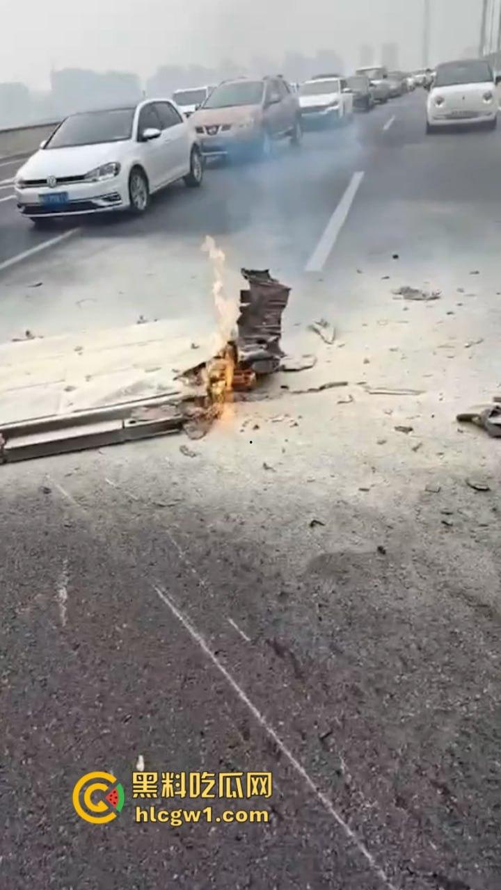 牛逼!蔚来电车首发电池弹射技术 电池先跑再自动锁人 特斯拉看完现场视频沉默了!-3