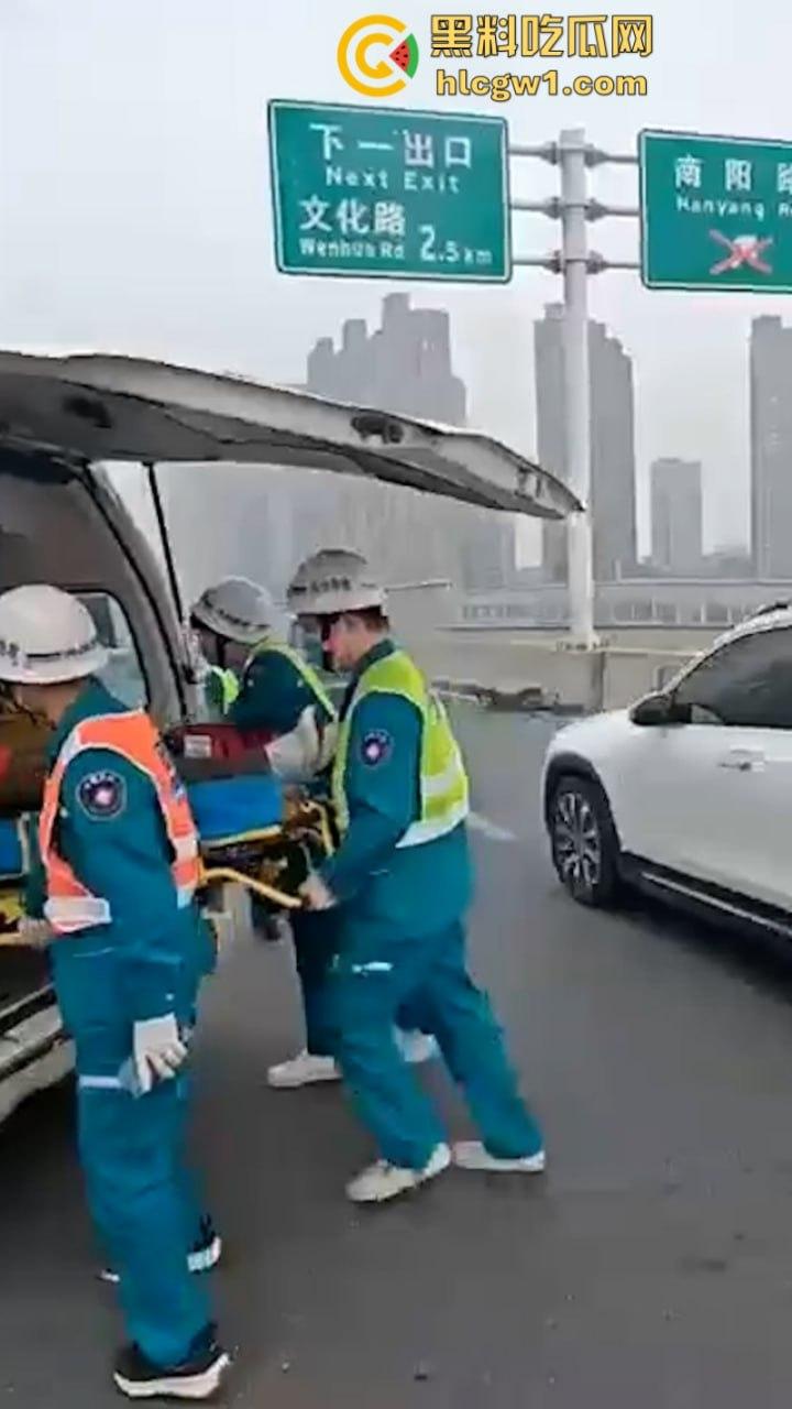 牛逼!蔚来电车首发电池弹射技术 电池先跑再自动锁人 特斯拉看完现场视频沉默了!-8