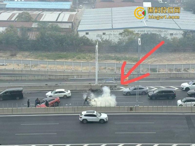 牛逼!蔚来电车首发电池弹射技术 电池先跑再自动锁人 特斯拉看完现场视频沉默了!-9