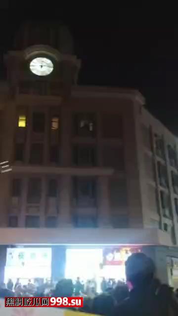 城会玩！小情侣跨年夜亲热，没想到成为直播现场-2