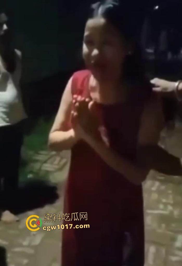 印度女子因吃牛肉被绑柱子群殴,脸肿牙流血,解绑后被迫坐等“惩罚”,女人如货物般被践踏,活该只喝恒河水!-3