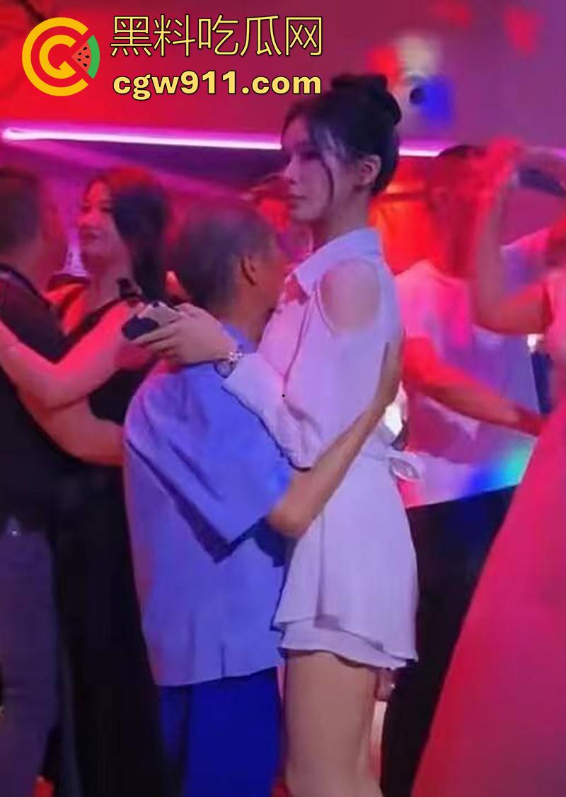 十元三曲随便摸，男人的天堂砂舞厅偷拍合集，关灯后淫乱抓奶抠逼摸屌，加钱还能打站桩，极品美女和嫩妹随便玩！-3