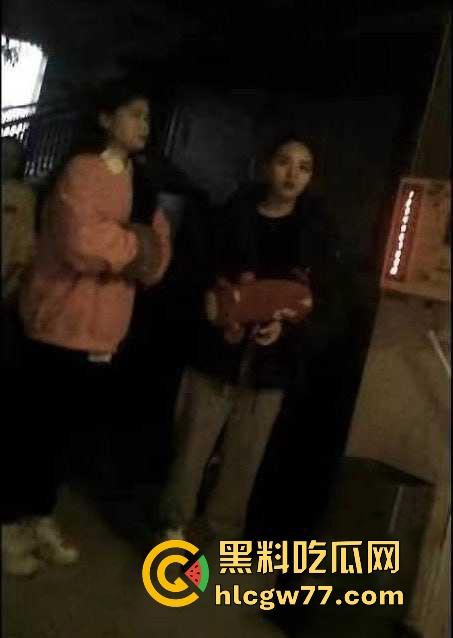 踏马是个人才啊，拿鱼换炮！两个钓鱼佬拿钓的鱼去找街边快餐店换炮，还真被他换到了！-4