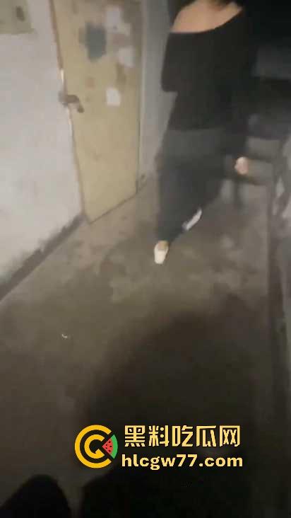 踏马是个人才啊，拿鱼换炮！两个钓鱼佬拿钓的鱼去找街边快餐店换炮，还真被他换到了！-5