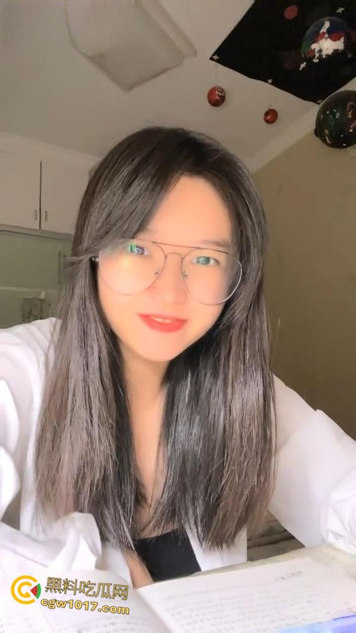 南京林业大学校花【何雯婷】，考研二战独居饥渴难耐，性感内裤塞个小玩具后继续学习，纯纯的清纯反差婊！-3