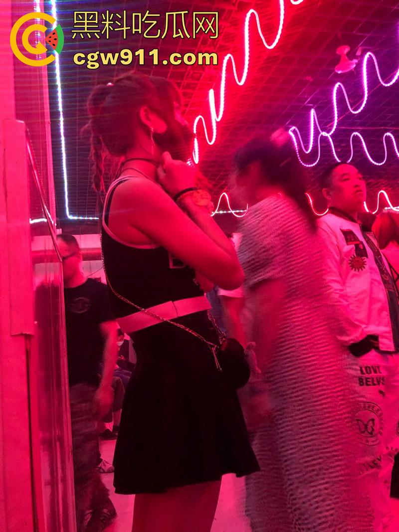 十元三曲随便摸，男人的天堂砂舞厅偷拍合集，关灯后淫乱抓奶抠逼摸屌，加钱还能打站桩，极品美女和嫩妹随便玩！-11