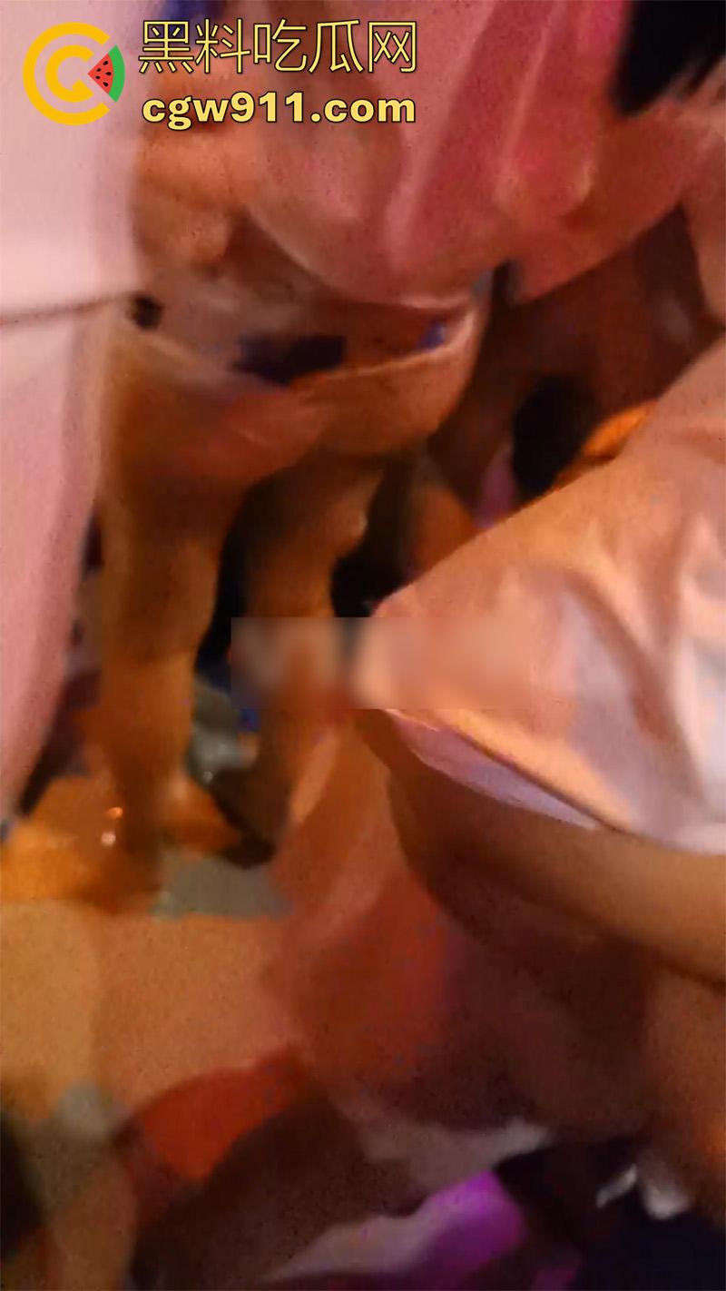 十元三曲随便摸，男人的天堂砂舞厅偷拍合集，关灯后淫乱抓奶抠逼摸屌，加钱还能打站桩，极品美女和嫩妹随便玩！-14