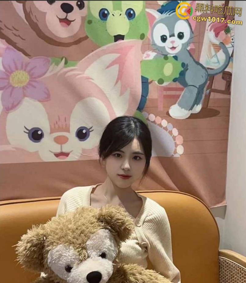 哈尔滨大学美女研究生，上课掀内衣露奶捏乳，扒开翘臀拍菊花小穴，被男友后入爆操，学历越高玩的越骚 !-1