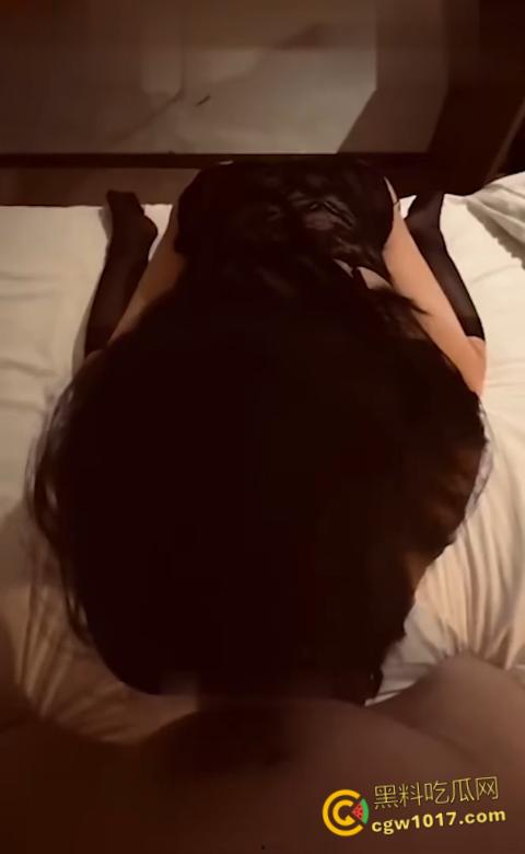 哈尔滨大学美女研究生，上课掀内衣露奶捏乳，扒开翘臀拍菊花小穴，被男友后入爆操，学历越高玩的越骚 !-7