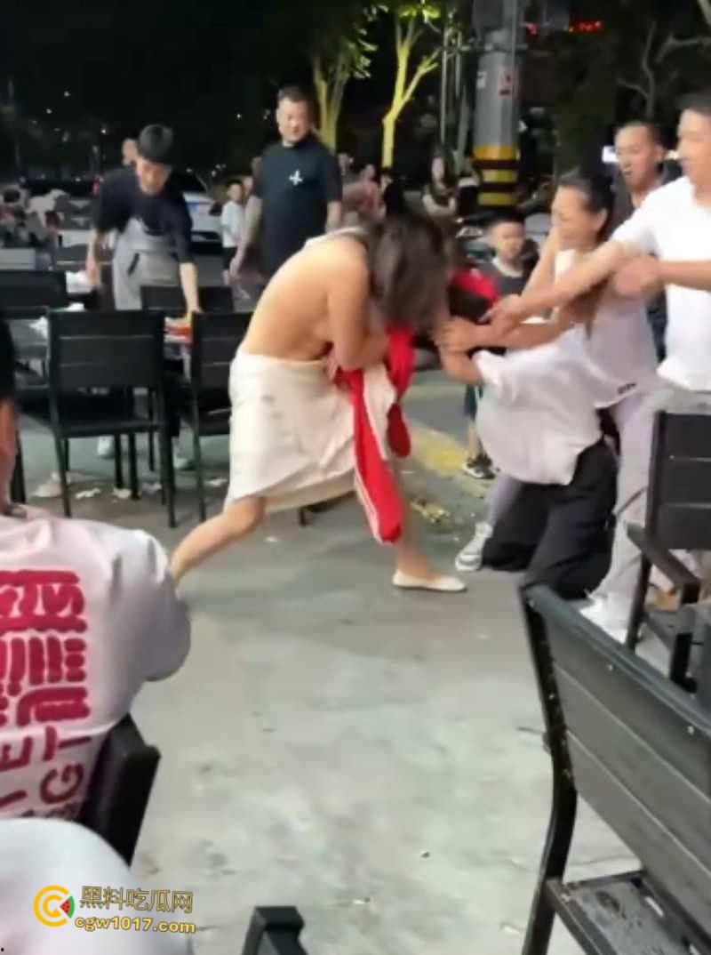 原配小三当街互殴名场面,激烈扭打互相撕扯,衣服扒光露出雪白肉体,彪悍战斗力引得路人围观 !-2