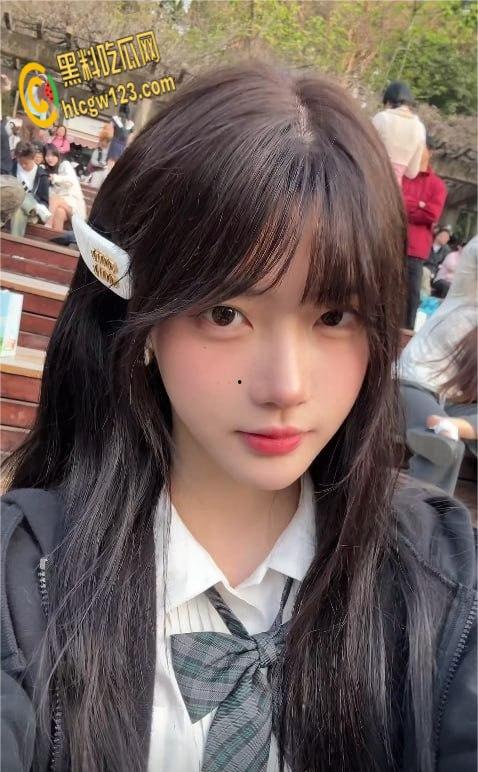 抖音70万粉网红【一只香】福利泄密， 清纯少女大长腿小蜜臀 ，情趣装秀奶子蛮腰太勾人!-5