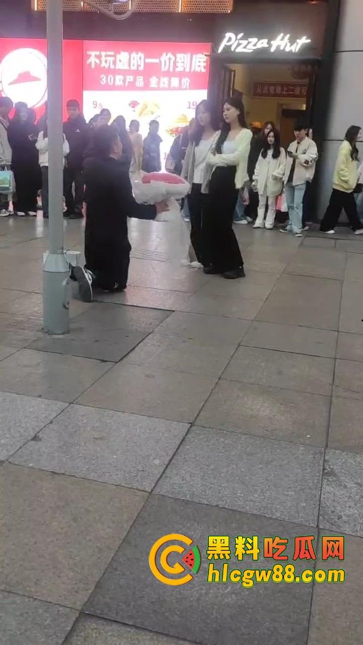 南宁网红求婚人山人海围观，结果女方一巴掌扇得震天响，旁边阿姨吓到后退三步，这到底是爱还是惩罚？-1