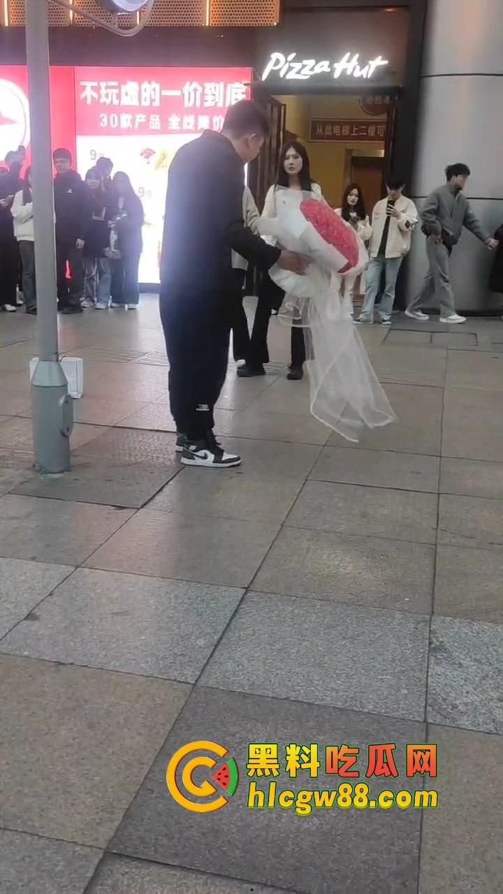 南宁网红求婚人山人海围观，结果女方一巴掌扇得震天响，旁边阿姨吓到后退三步，这到底是爱还是惩罚？-4