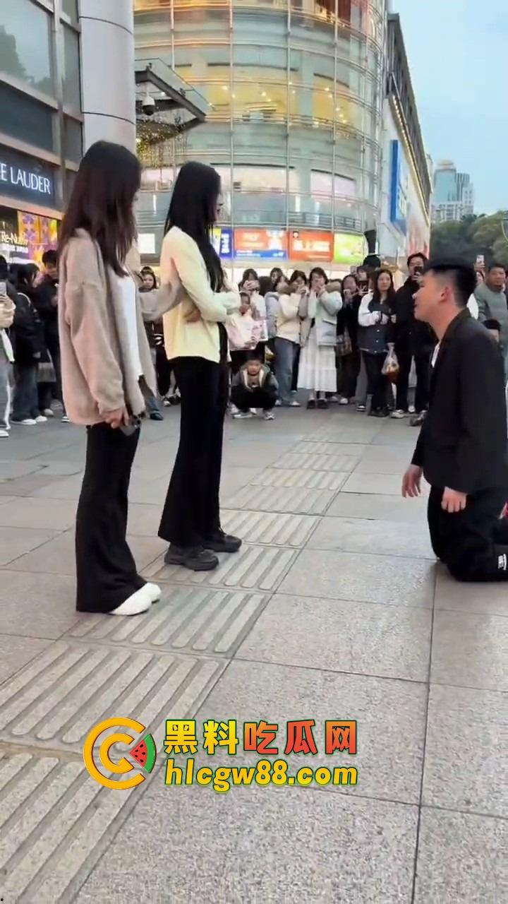 南宁网红求婚人山人海围观，结果女方一巴掌扇得震天响，旁边阿姨吓到后退三步，这到底是爱还是惩罚？-10