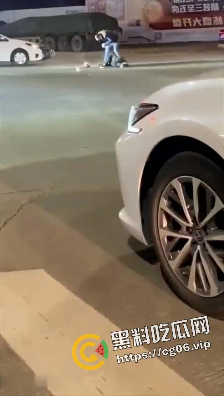 茂名化州当街行凶！疑似为女子前夫情杀 当街捅死之后还一直在打  这是有多大的仇恨-7