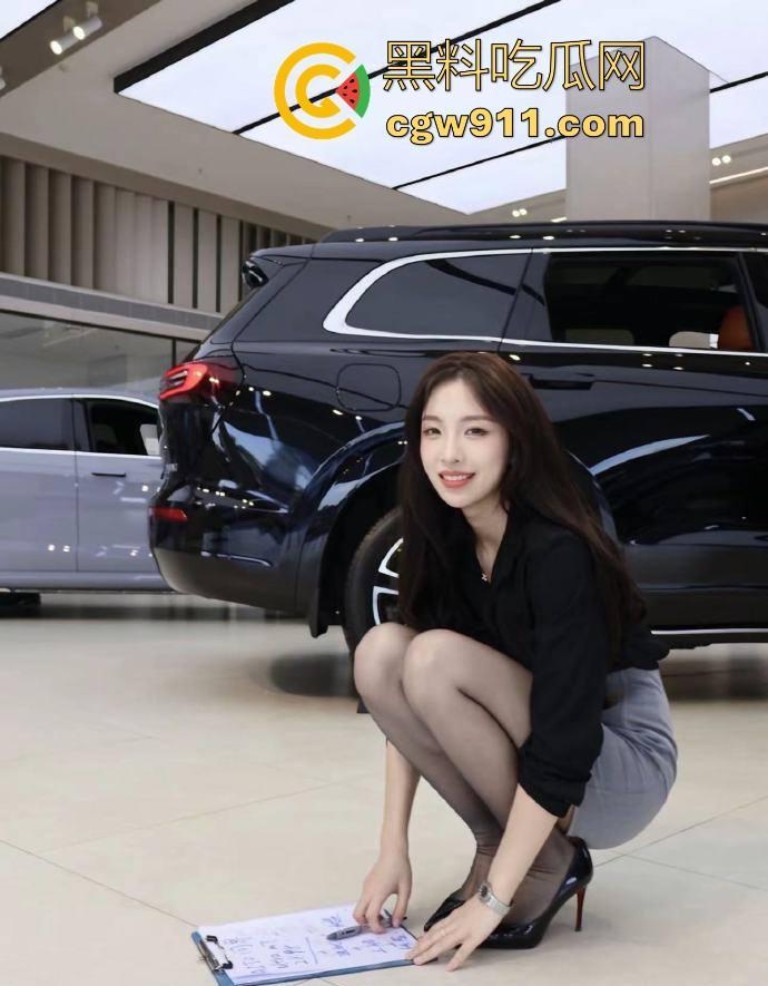 这就是销冠的自我修养吗?为求开单肉身服侍客户,淫荡口交猛插花式做爱,任由客户摆布!-1