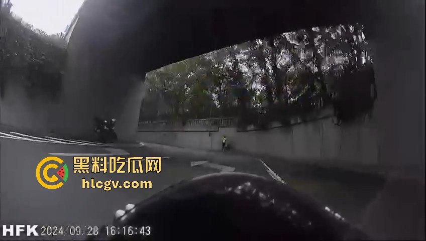 北四环惊现悲剧！奔驰疑似斗气车酿祸，街拍摄影师拐角拍照惨遭撞死！-3