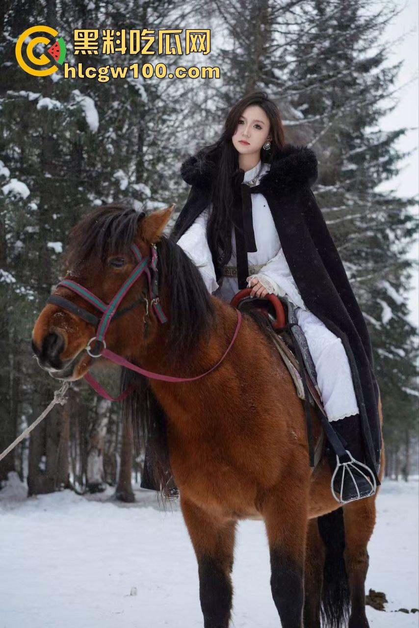 青岛熟女【薛萍】淫乱3P还群里直播!两个单男轮番上阵,骚浪程度直接封神,这谁敢娶回家啊?-12