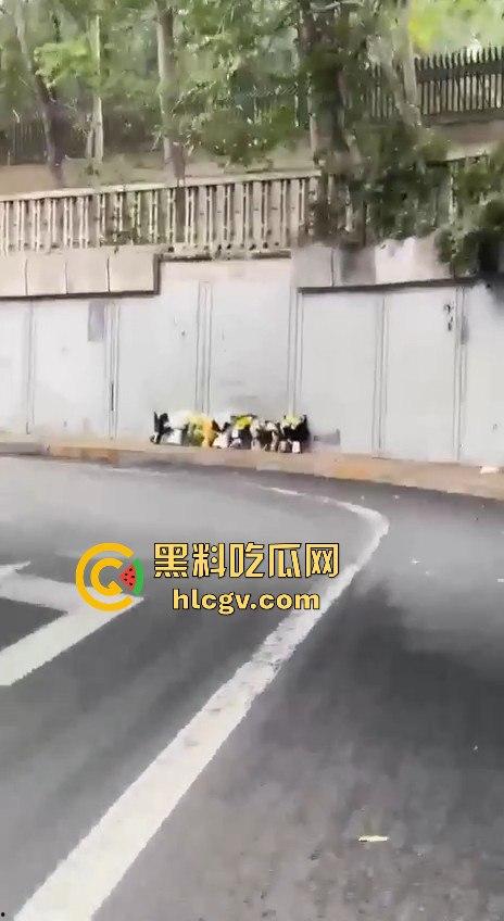 北四环惊现悲剧！奔驰疑似斗气车酿祸，街拍摄影师拐角拍照惨遭撞死！-6