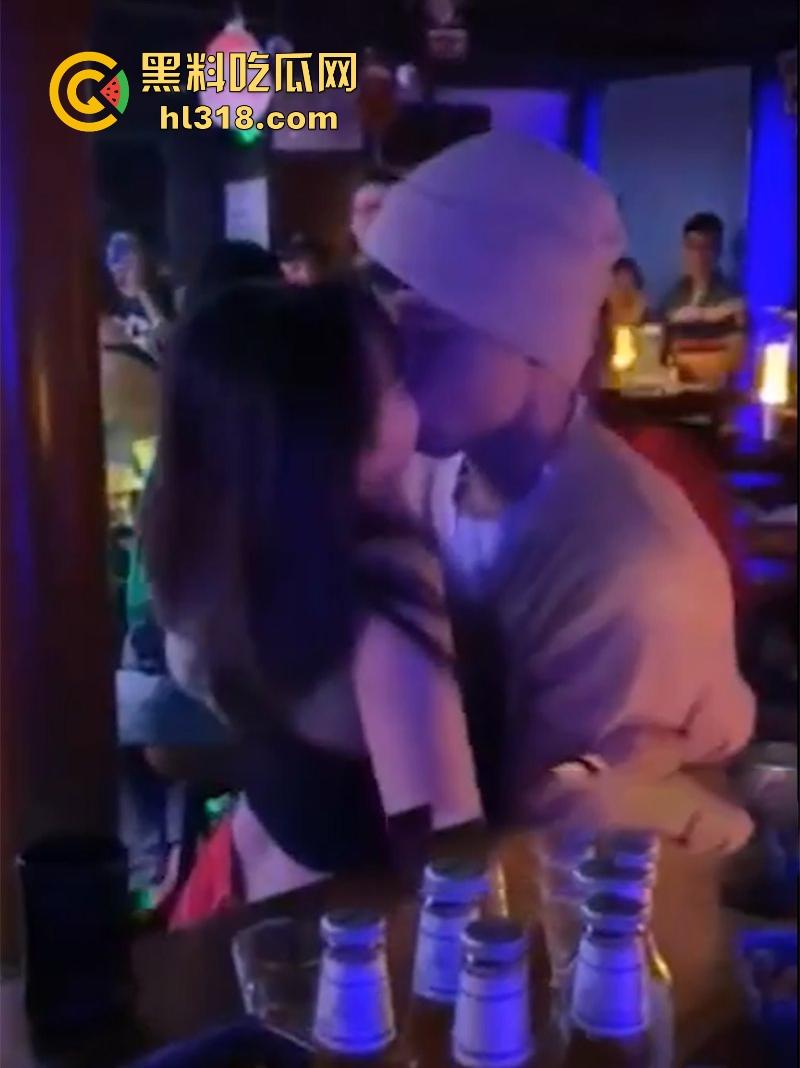 淫男乱女醉态撩人，薄纱裙下曲线毕露，纸醉金迷 KTV里性感女神全裸搔首弄姿,小穴被扣弄的淫水狂喷！-2