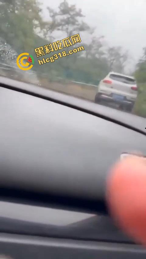 兄弟能不能积点德？人家正车震高潮你冒雨开门拍视频，肉棒还没插进去就被吓萎，这心理阴影得有多大！-2