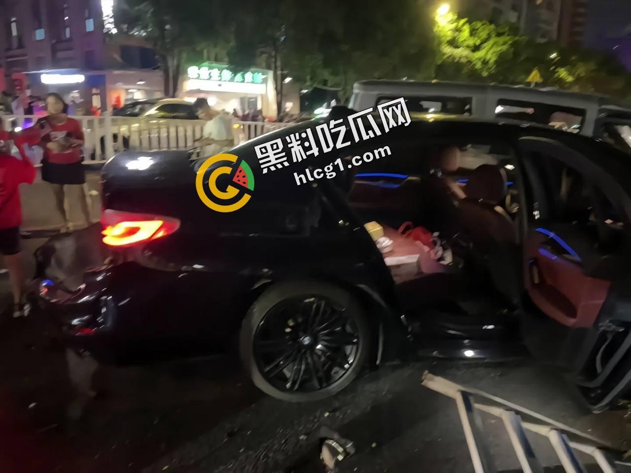 南宁凤翔路 一男子酒驾一路撞 追尾前方车辆 疑似撞倒一名女子 现场视频直达-5