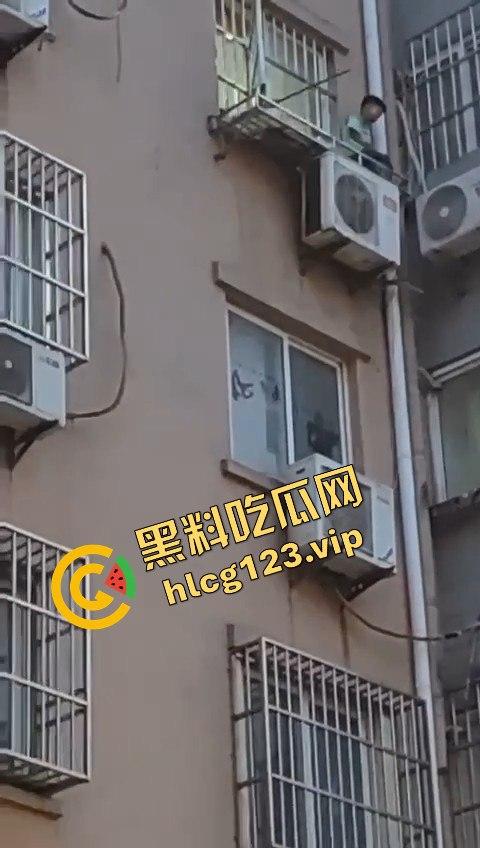 孩子悬挂空调外机，家长还在动手！这算不算故意伤人？这是把自己孩子当老王打？-4