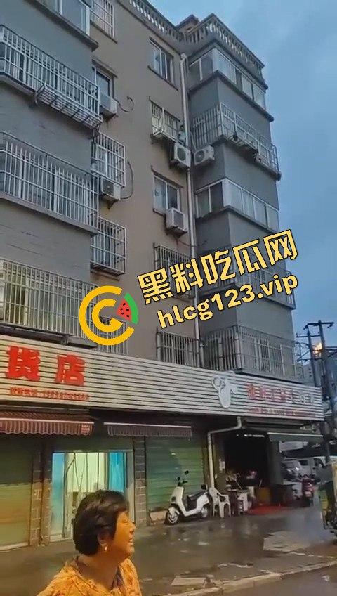 孩子悬挂空调外机，家长还在动手！这算不算故意伤人？这是把自己孩子当老王打？-6