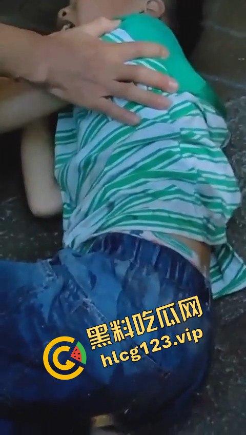 孩子悬挂空调外机，家长还在动手！这算不算故意伤人？这是把自己孩子当老王打？-11