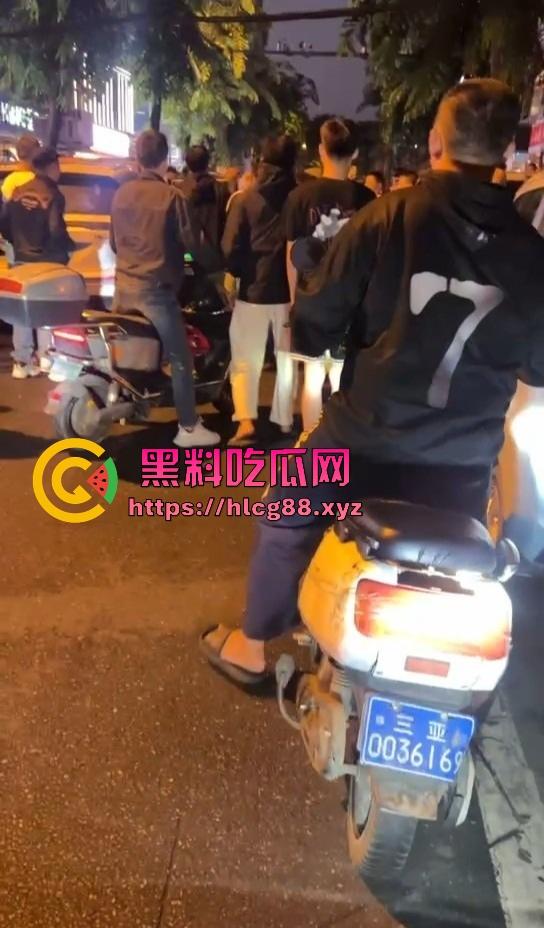 三亚精神小伙被800块一斤的皮皮虾破防,拒付账单 直接从店内打到店外 皮皮虾我都没这么刚!-1