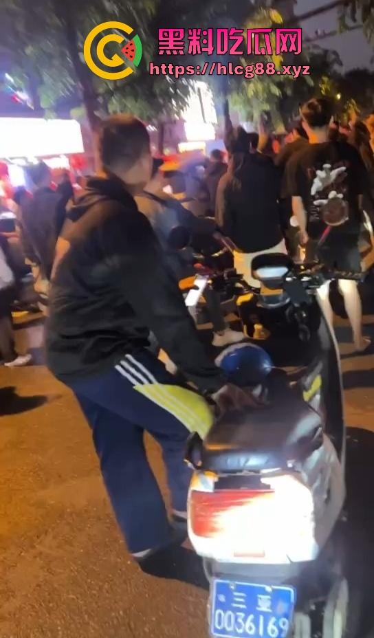 三亚精神小伙被800块一斤的皮皮虾破防,拒付账单 直接从店内打到店外 皮皮虾我都没这么刚!-2