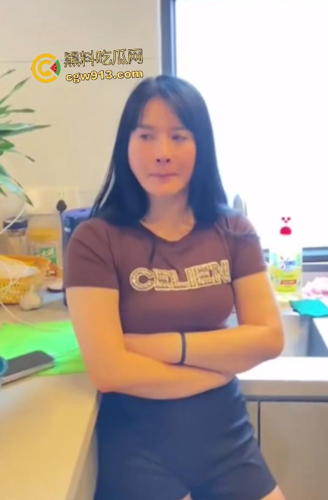 水性杨花荡妇翻车！88年出轨姐包养男模，床上勾搭小鲜肉被抓包，男模直接告发给原配，光头老公直接哭死！-2